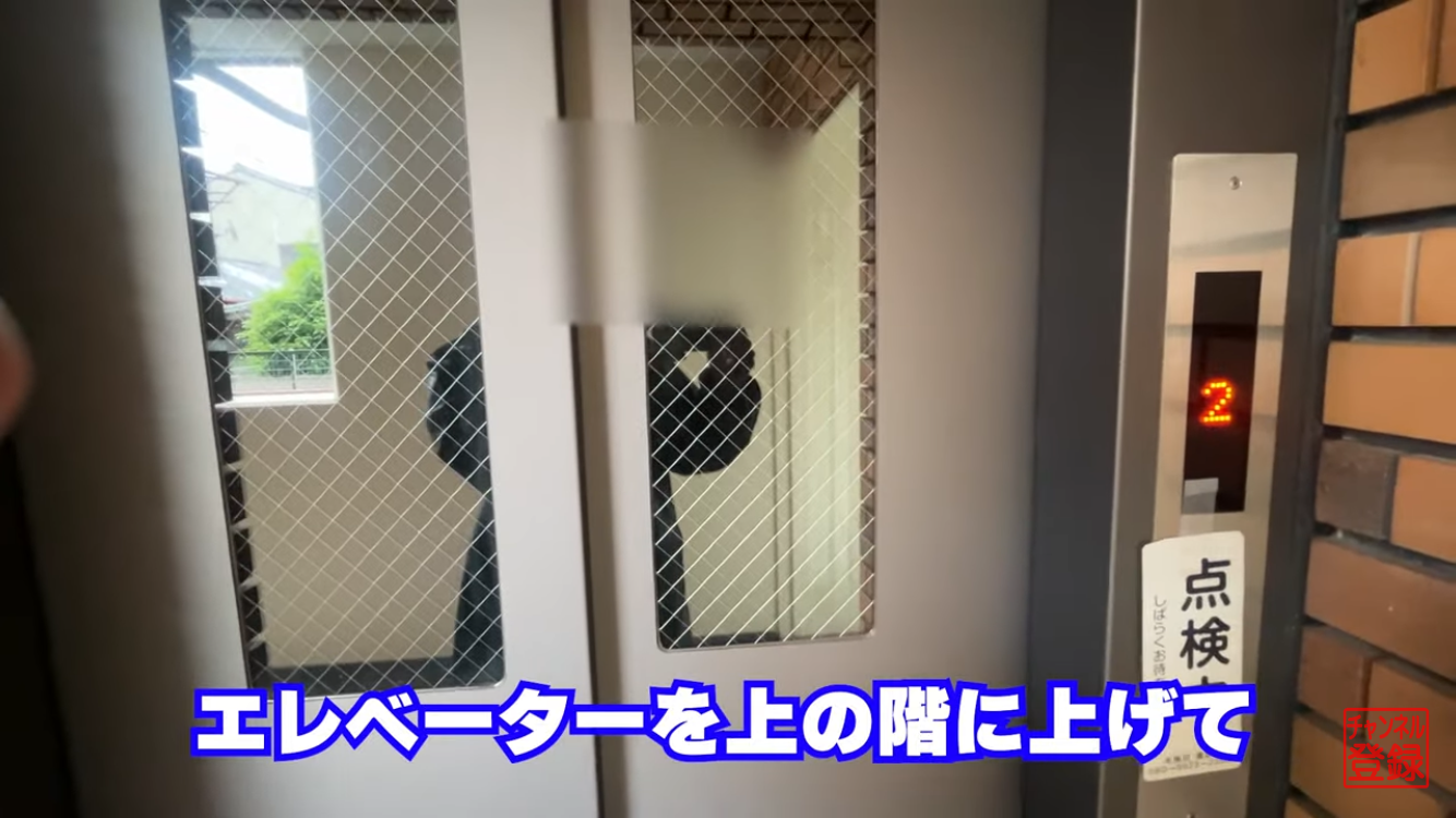 上に